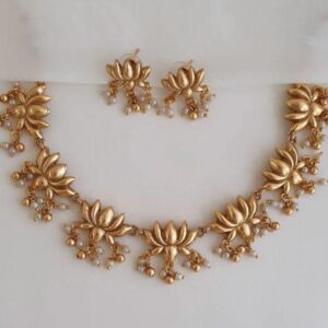 ANTIQUE NECKSET