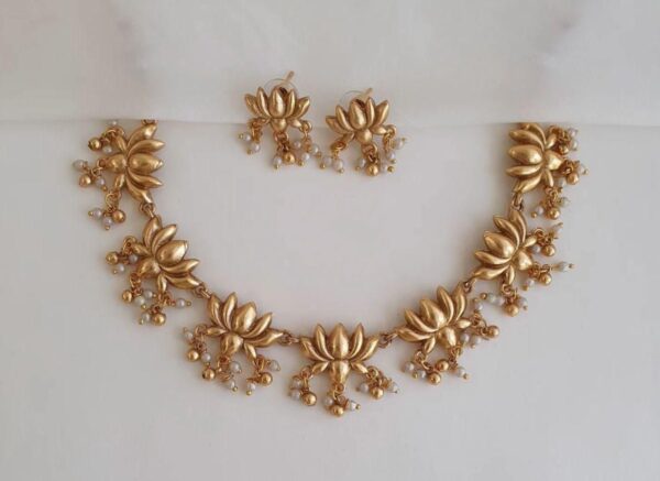 ANTIQUE NECKSET