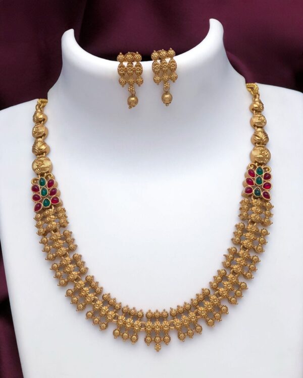 WITHOUT IDOL NECKSET