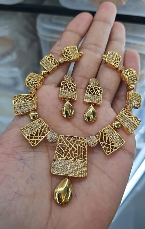 BOX MODEL GOLD REPLICA NECKSET