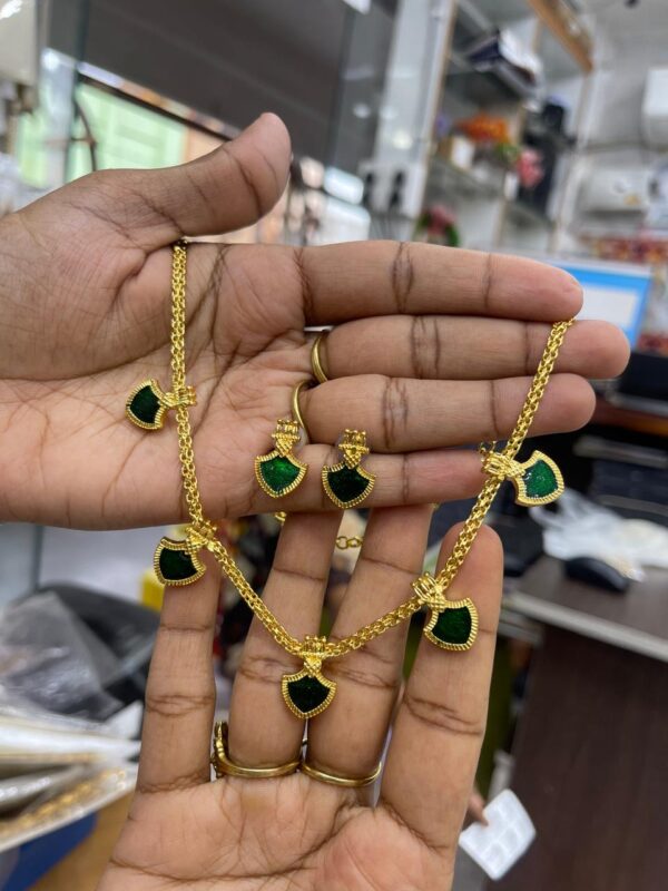 5 MANGO PALAK PENDANT IN CHAIN MF3008