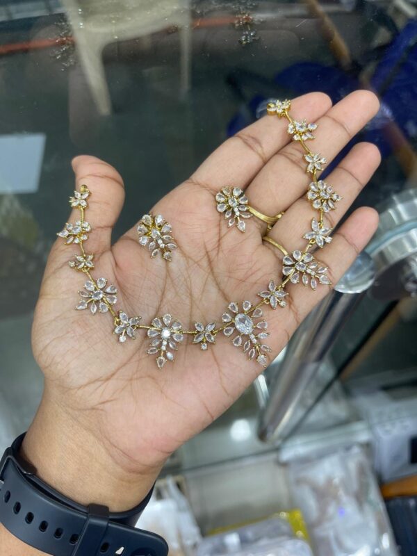FLOWER DESIGN PURE WHITE NECKSET MF3007