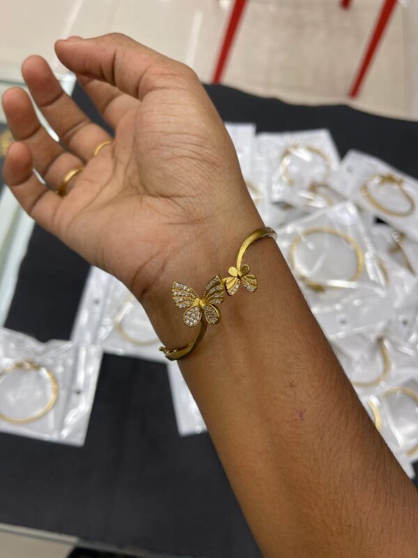 FLOWER DESIGN LOCK TYPE BRACELET MF1675