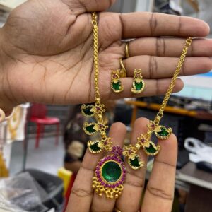 MANGO PATTERN ROUND PENDANT PALAK STONE MF3008