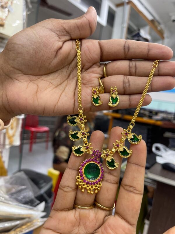 MANGO PATTERN ROUND PENDANT PALAK STONE MF3008