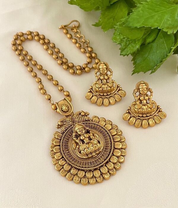 REMOVABLE LAKSHMI PENDANT CHAIN MODEL