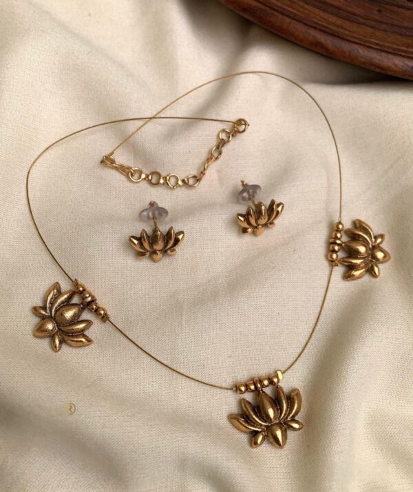 INVISIBLE NECKSET IN LOTUS DESIGN