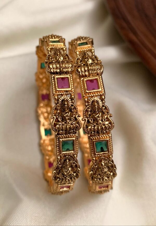LAKSHMI BANGLE IN PREMIUM LOOK