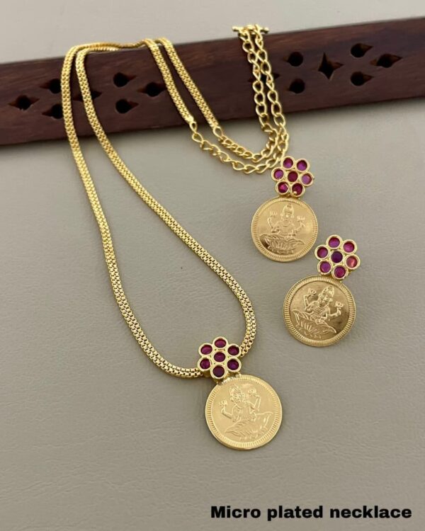 A CHAIN WITH SINGLE COIN PENDANT